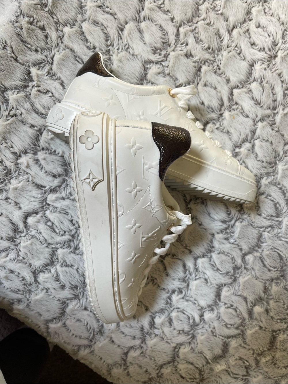 Louis Vuitton White Leather Monogram Low-Top Sneakers with Gold Eyelets - Picture 2 of 6